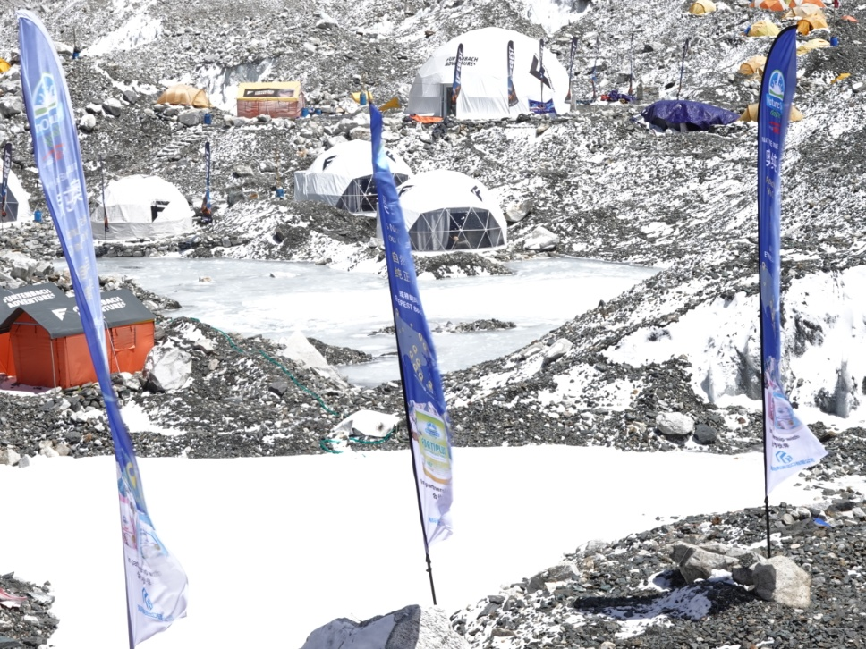 的氙气“外挂”缩短到4天18小时:“没有高反我感觉棒极了”冰球突破爆百万大奖登顶珠峰正常需40多天有人却靠124万元(图8) 的氙气“外挂”缩短到4天18小时:“没有高反我感觉棒极了”冰球突破爆百万大奖登顶珠峰正常需40多天有人却靠124万元(图8)